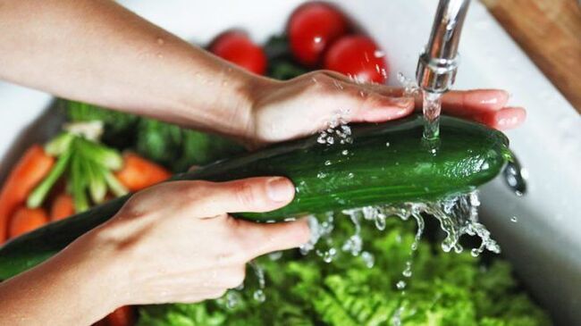 غسل الخضار لمنع الإصابة بالطفيليات الأولية